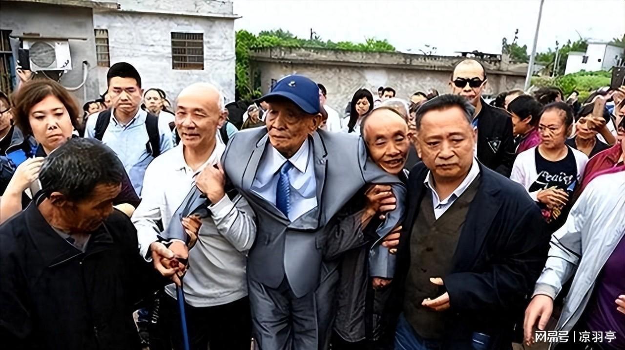 台湾92岁老兵回重庆祭祖，下飞机后却怒道：这不还是台北吗？