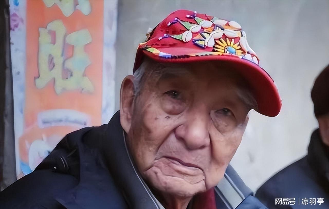 台湾92岁老兵回重庆祭祖，下飞机后却怒道：这不还是台北吗？