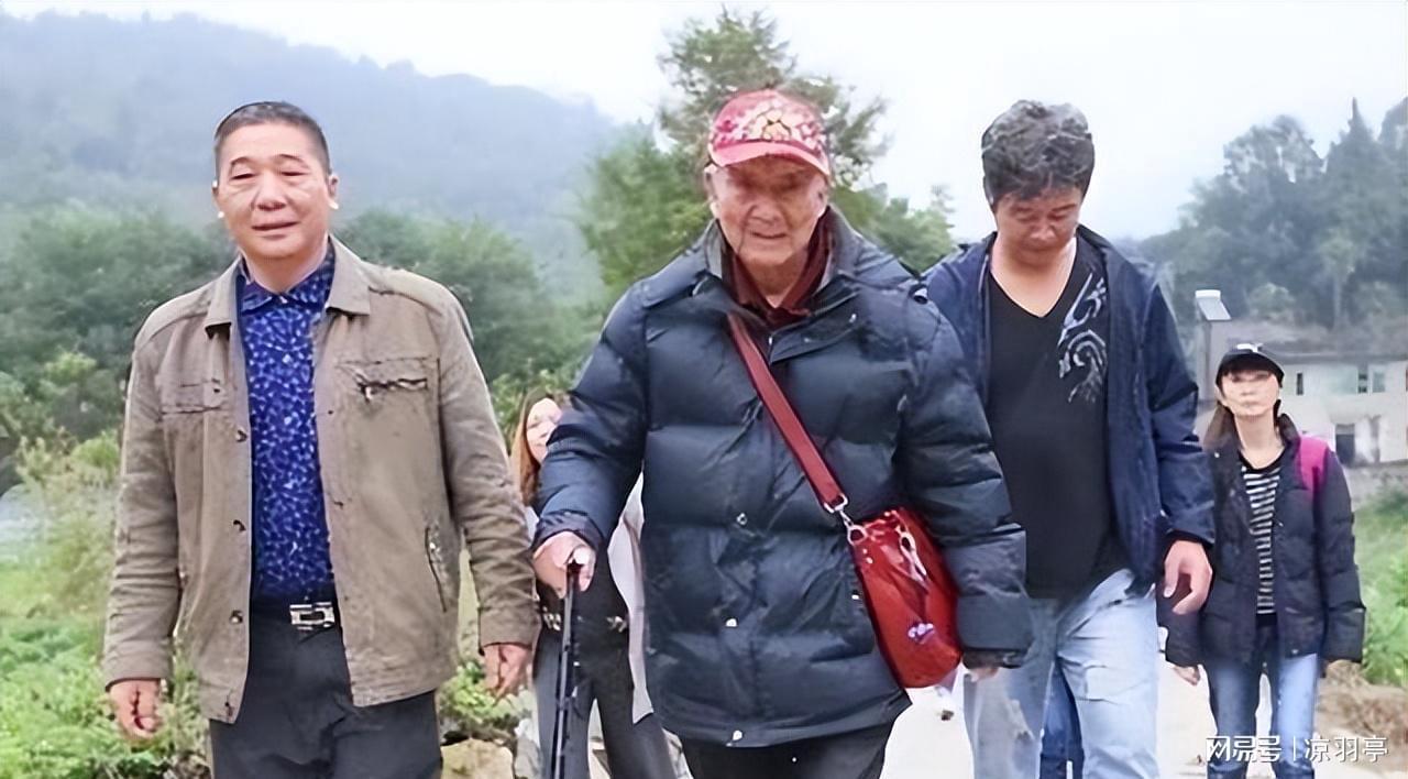 台湾92岁老兵回重庆祭祖，下飞机后却怒道：这不还是台北吗？