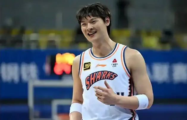 上海男篮仍不死心！拿到球王张镇麟后，新赛季拿下首钢的战术出炉